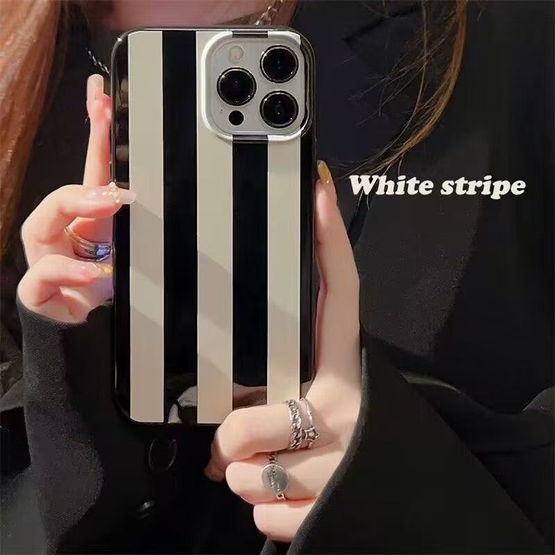 Phone Cases Art - Kleines, frisches Kunst-Design mit Schwarz-Weiß-Linien Handyhülle
